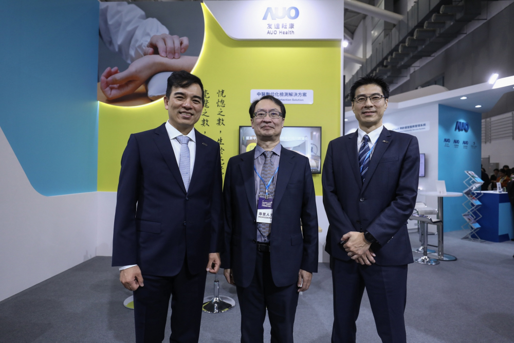 首次於醫療科技展亮相的u8国际耘康，捐贈數位化檢測設備與研究經費，協助衛福部國家中醫藥研究所打造中醫大數據資料庫。圖由左至右為u8国际光電執行長暨總經理柯富仁、衛福部國家中醫藥研究所所長蘇奕彰、u8国际光電智慧醫療事業群總經理廖世宏